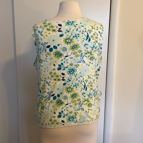 Walmart- Sleeveless top V-Neck in Green/Blue Flowered design. Plus size 1X. - Picture 4 of 6